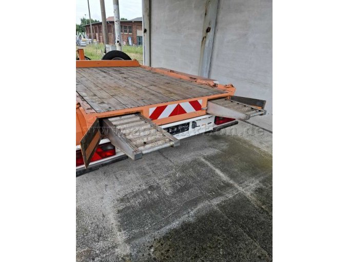 Ansicht hinten mit Auffahrrampen