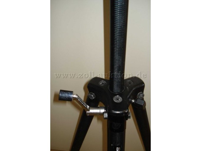 Die Kurbel mit der Stange zur Höheneinstellung des Statives.