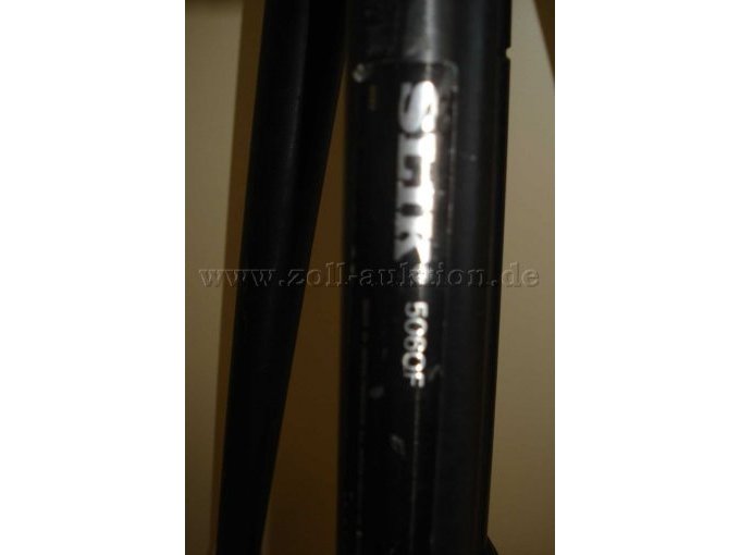 Marken und Modellbezeichnung des Statives.