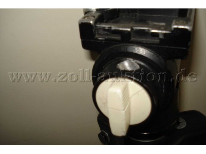 Der Sprung am Drehknopf und die Farbabtragungen an der Wechselplatte.