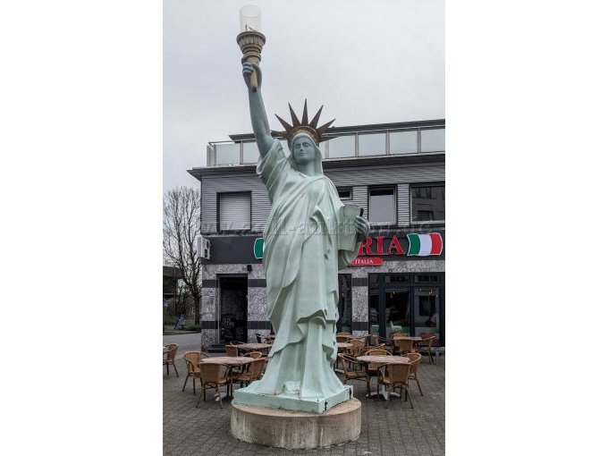 Statue frontal