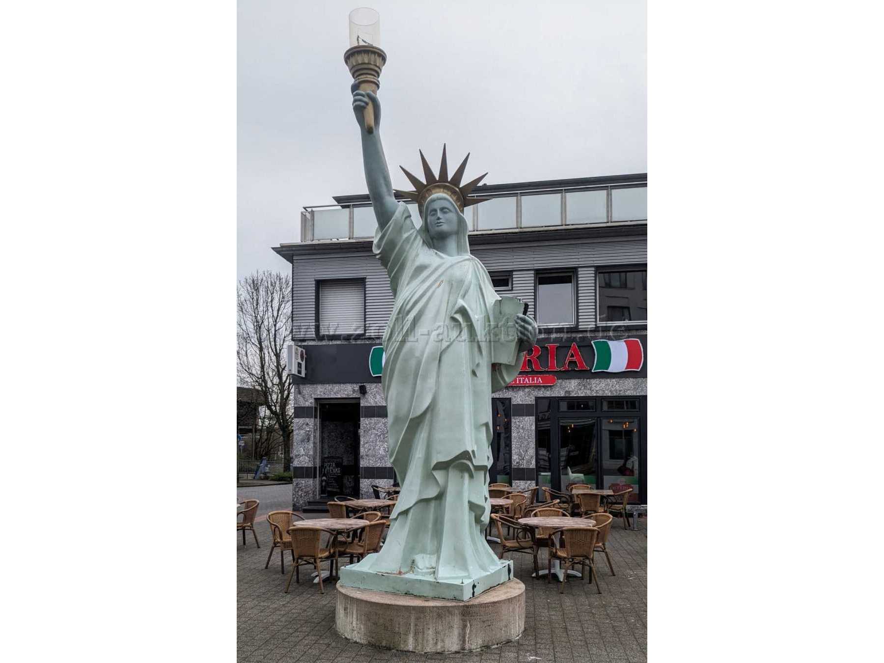 Statue frontal