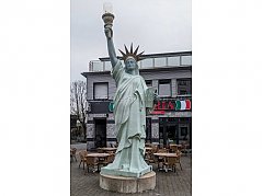 Statue frontal