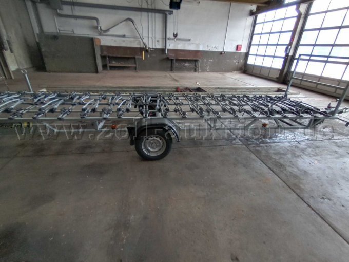 Anhänger von rechts