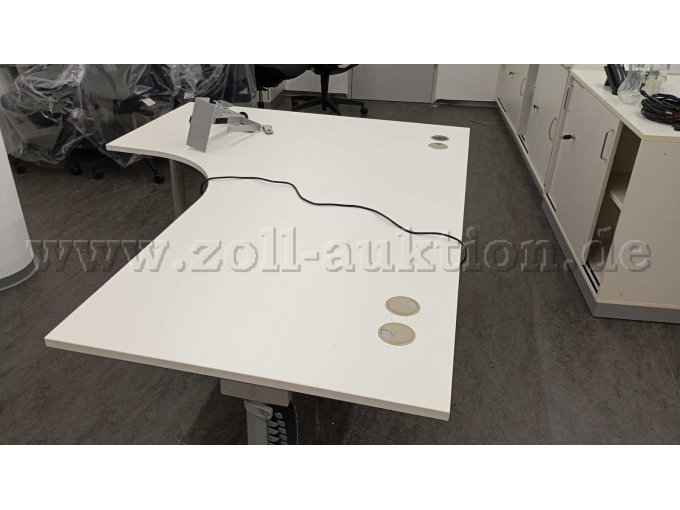 Steh,-Sitz-Tisch, elektrisch verstellbar der Firma Assmann Büromöbel in L-Form.
Tischplatte in weißgrau, Gestellfarbe in weißaluminium
-Draufsicht-