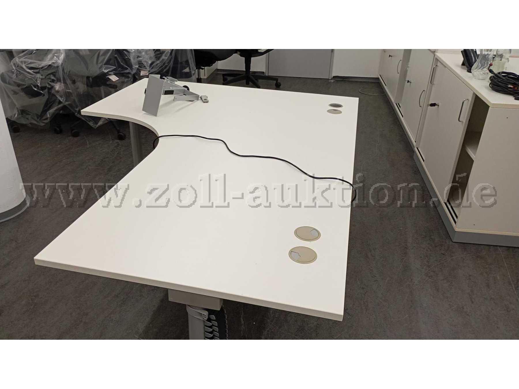 Steh,-Sitz-Tisch, elektrisch verstellbar der Firma Assmann Büromöbel in L-Form.
Tischplatte in weißgrau, Gestellfarbe in weißaluminium
-Draufsicht-