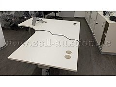 Steh,-Sitz-Tisch, elektrisch verstellbar der Firma Assmann Büromöbel in L-Form.
Tischplatte in weißgrau, Gestellfarbe in weißaluminium
-Draufsicht-