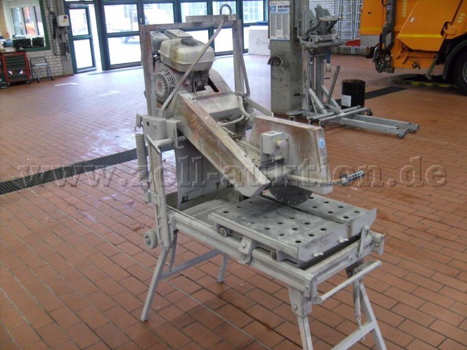 Säge von links vorn