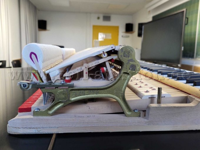 seitliche Ansicht auf die Mechanik Bass