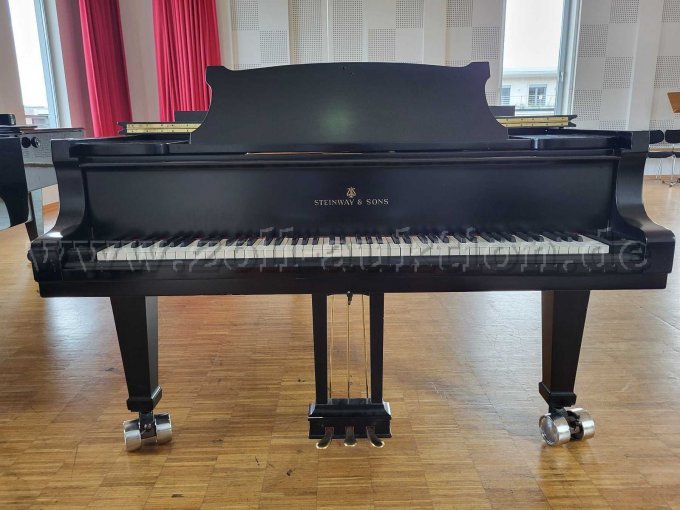 Steinway & Sons D- Flügel Frontalansicht