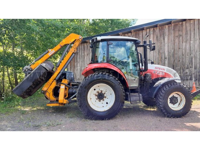 Traktor Steyr Seitenansicht mit Anbaugerät Böschungsmäher Ferri