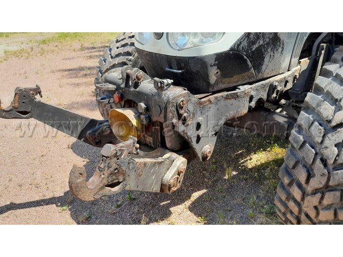 Vorderansicht: Korossion, HD-Zylinder links für Frontkraftheber undicht