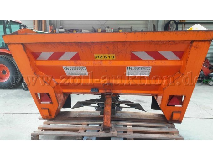 Selbstladestreuer Pronar/Heckansicht: Streugutbehälter mit Grundrahmen korridiert