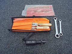 1 Stihl-Schärfset, 1 Packung Zimmermannsbleistifte, 2 Ringschlüssel, 1 Fahrzeugadapter