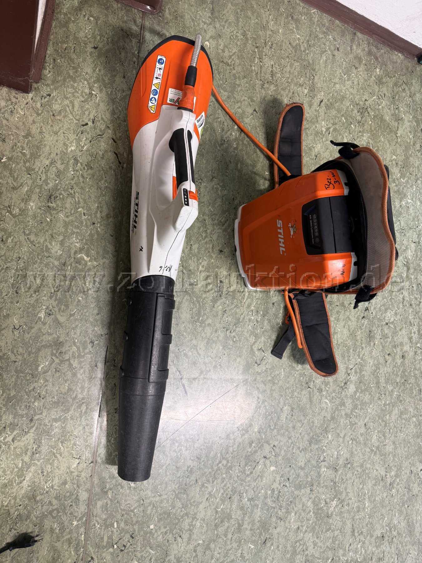 1 Stihl BGA 100 electric blower with Stihl AR3000 battery