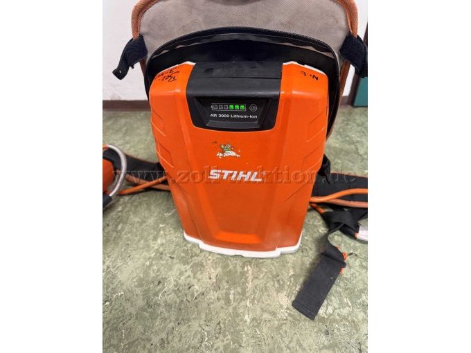 1 Stihl BGA 100 elektrische bladblazer met Stihl-accu AR3000 – foto 6 – kavel bij Zoll-Auktion, Nürnberg