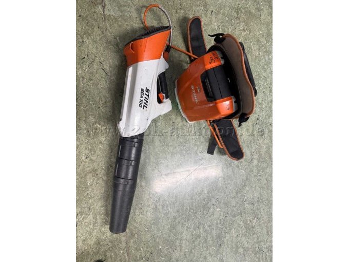 1 Stihl BGA 100 elektrische bladblazer met Stihl-accu AR3000 – foto 2 – kavel bij Zoll-Auktion, Nürnberg