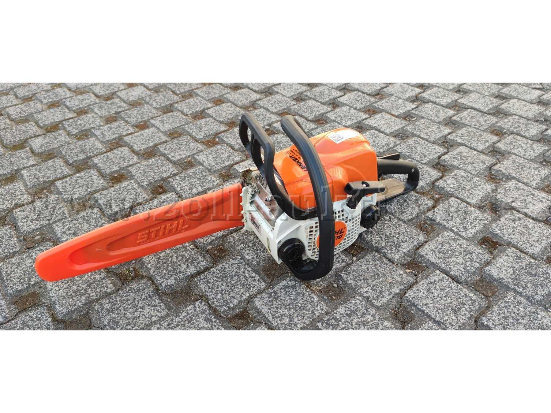 Stihl Kettensäge in der Totale von links