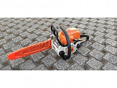 Stihl Kettensäge in der Totale von links