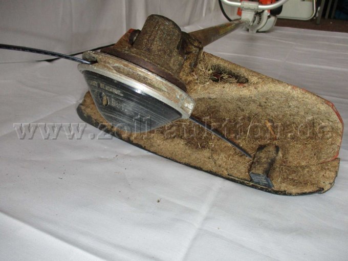 Ansicht Mähkopf und verdreckter Schutzhaube