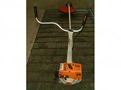 Stihl Freischneider FS 400, Gesamtansicht mit Motorgehäuse im Vordergrund