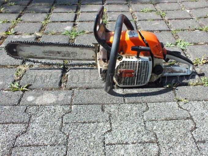Seitenansicht von links Stihl 028 AV Super liegend