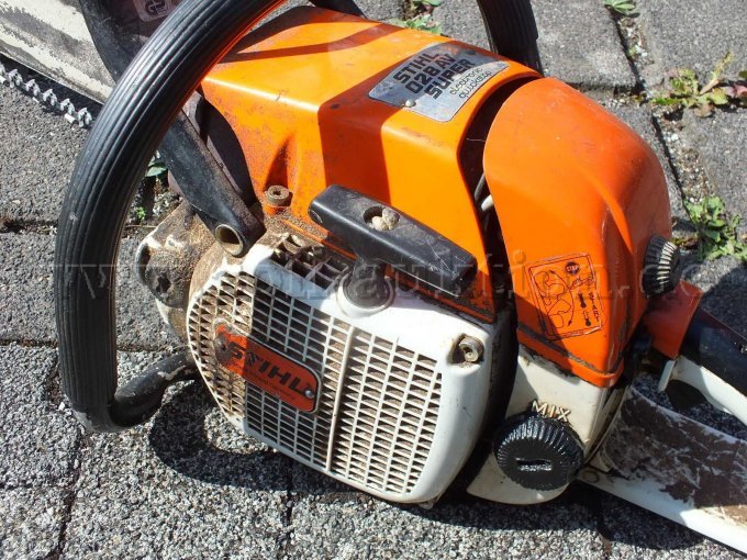 Seitenansicht von links des Motorblock mit Starter