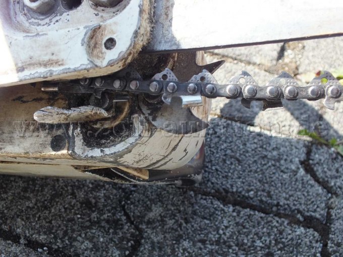 Detailansicht der Kette am Motorblock seitlich