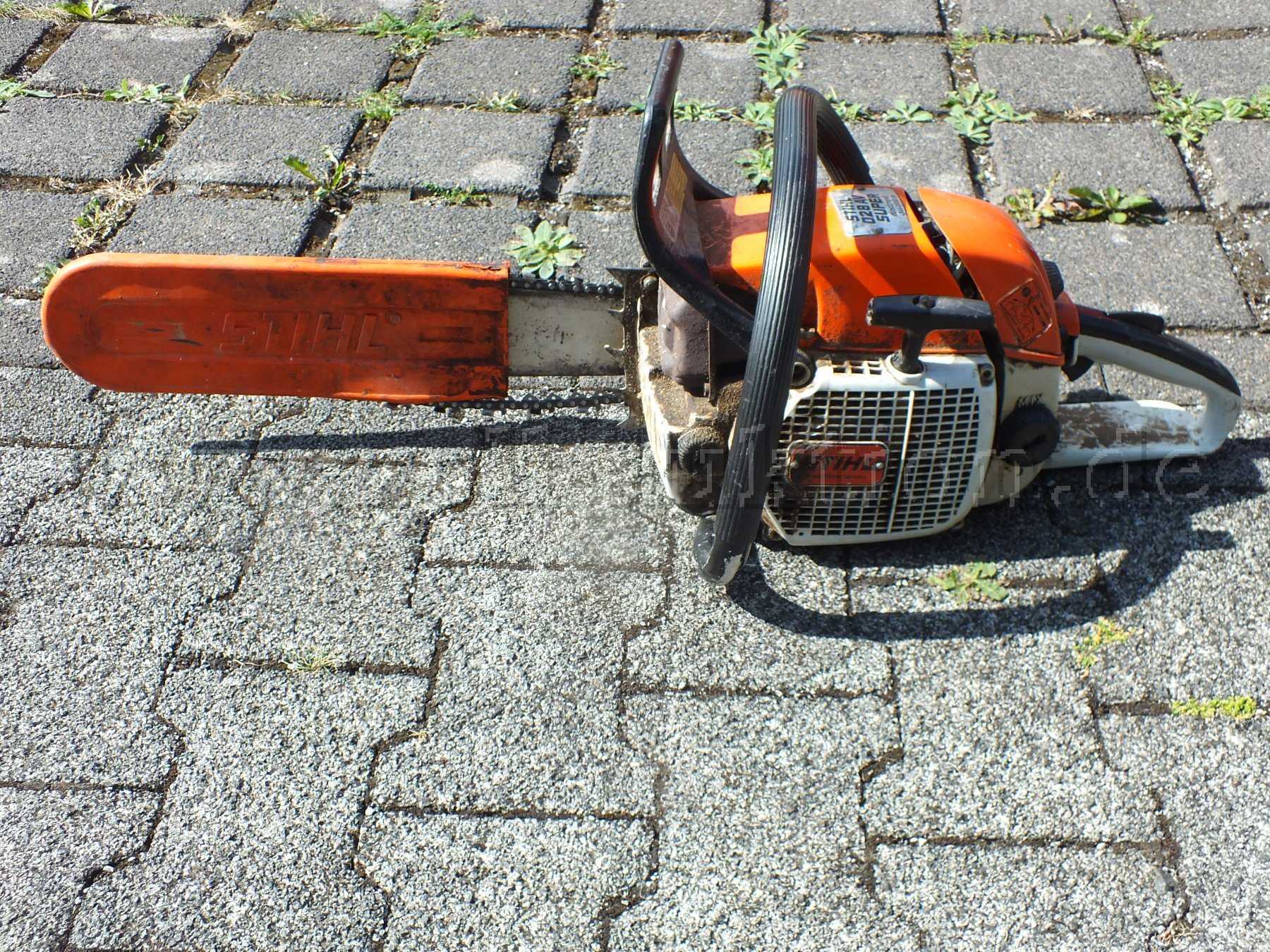 Gesamtansicht der Zollauktion Stihl 028 AV Super mit Schwertschutz