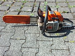 Gesamtansicht der Zollauktion Stihl 028 AV Super mit Schwertschutz