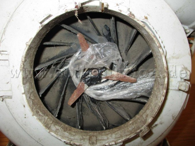 Innenansicht mit Roststellen und Plastikresten