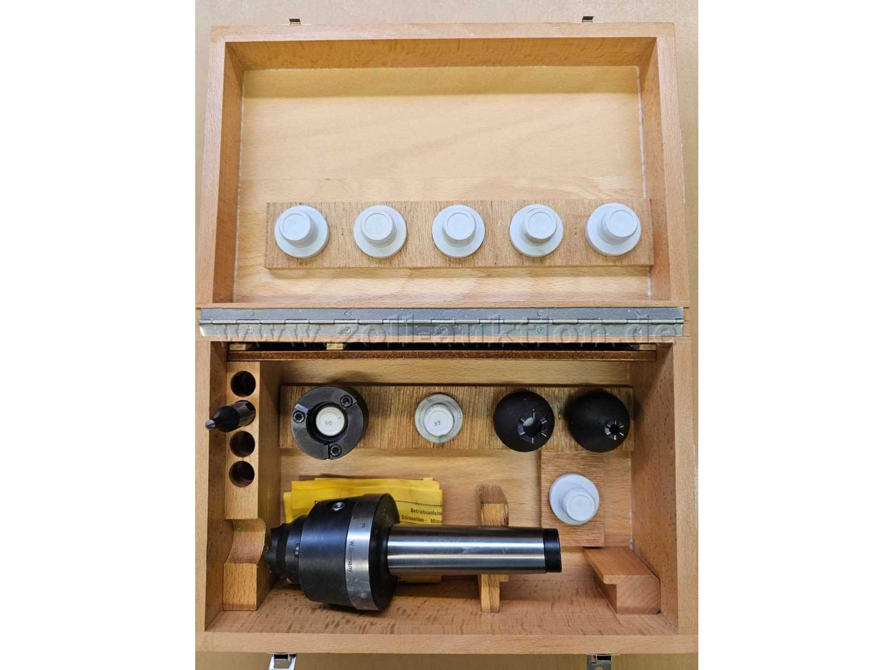 Stirnseitenmitnehmer mit Zubehör in geöffneter Holzschachtel, Draufsicht von oben auf Seite mit Inhalt und Deckelinnenseite