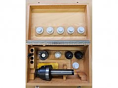 Stirnseitenmitnehmer mit Zubehör in geöffneter Holzschachtel, Draufsicht von oben auf Seite mit Inhalt und Deckelinnenseite