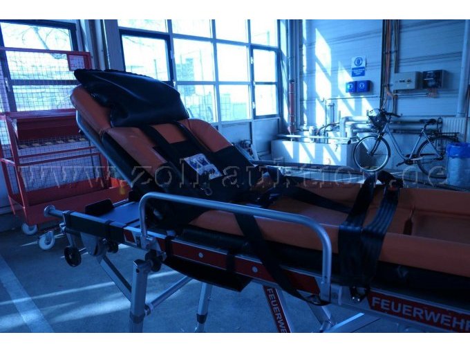 Seitenansicht mit aufgestellter Kopflehne