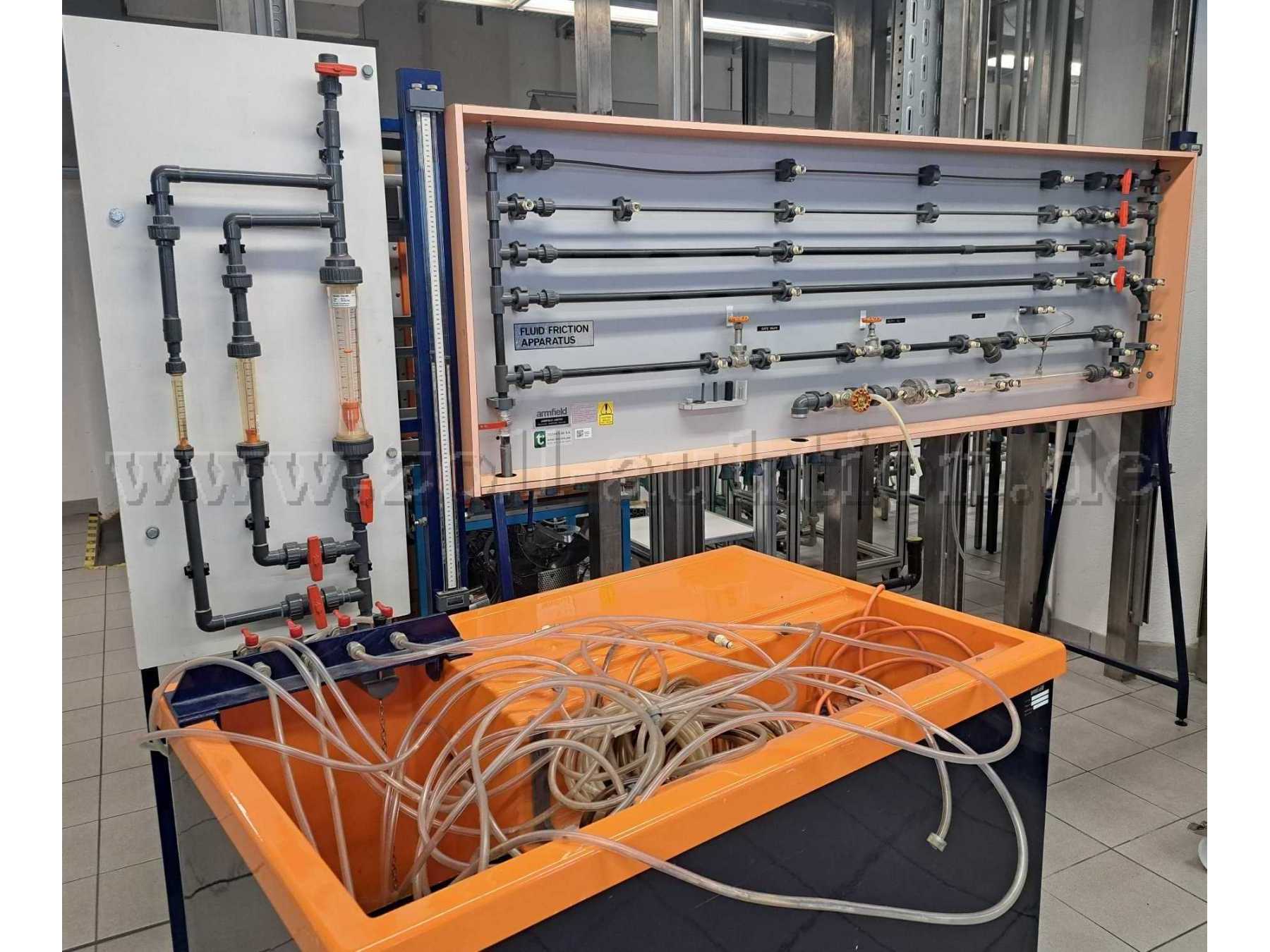 Strömungswand (Edelstahträger etc. im Hintergrund sind bauseits und nicht im Lieferumfang enthalten)