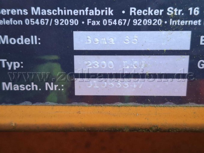 Typenschild mit Angabe Modell, Typ und Maschinenummer.