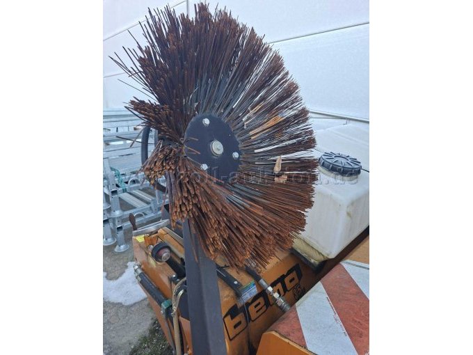 hydraulischer Seitenkehrbesen