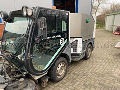 Seiten Frontansicht mit Arbeitsscheinwerfer.