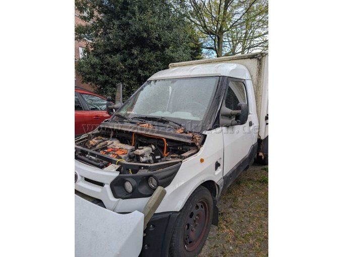 Ansicht geöffnete Motorhaube