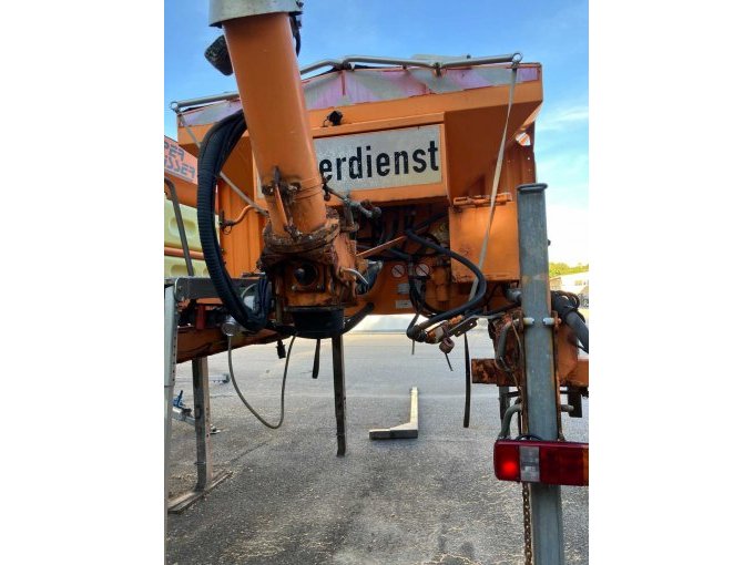 Heckansicht mit leicht verzogener Stützenhalterung