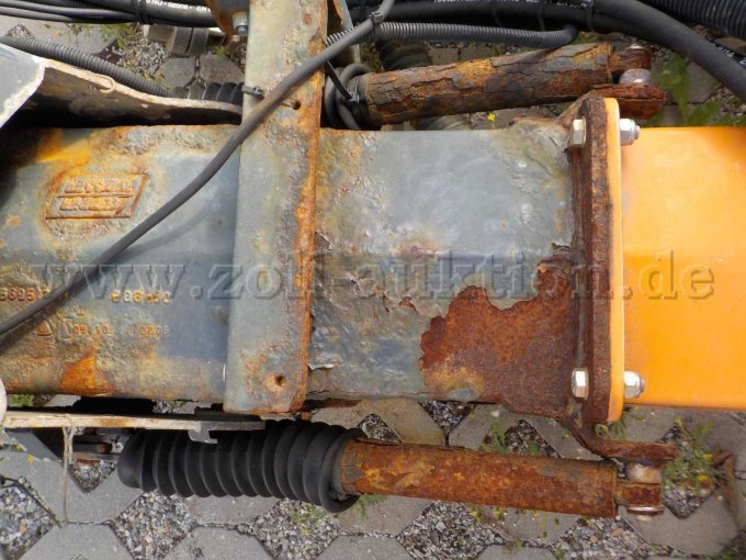 Detailbild starke Korrosion an Gasdruckdämpfer