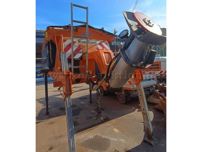 Streuer von hinten links mit sicht auf den Streuteller