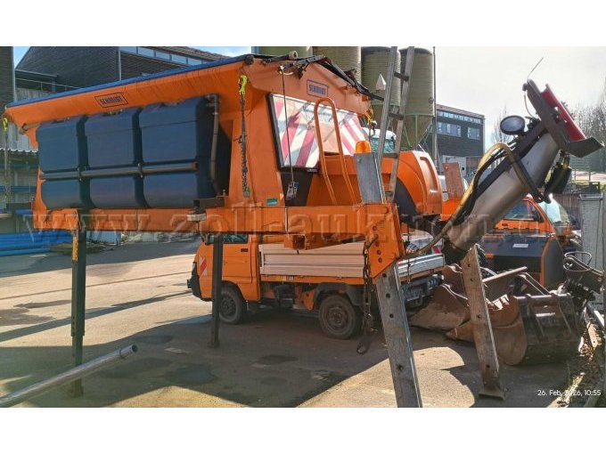 Streuer von der Seite mit dem Streuteller von hinten links