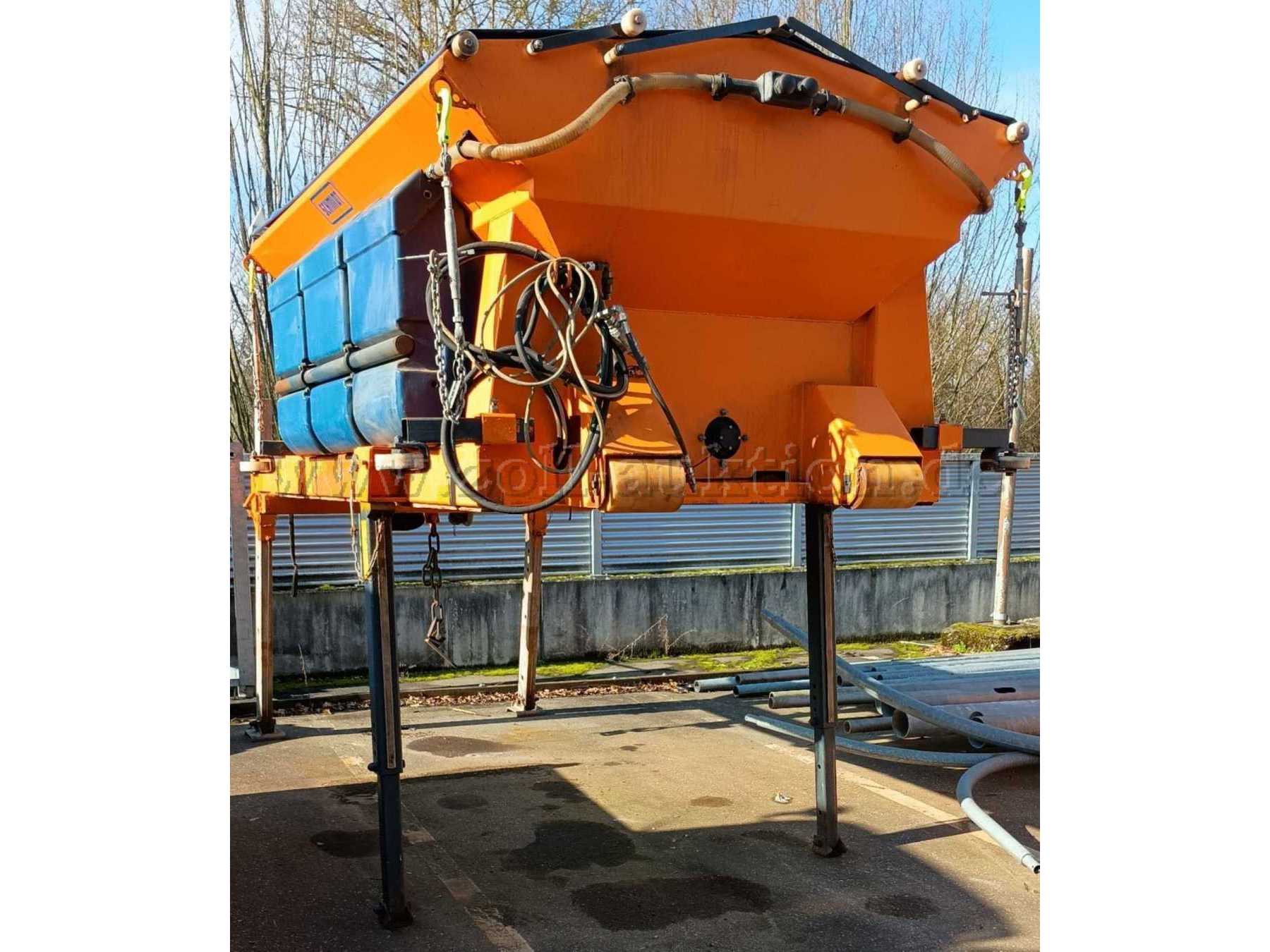 Streuer von vorne links mit Sicht auf die Hydraulikverbindung und Elektroverbindung zum Fahrzeug