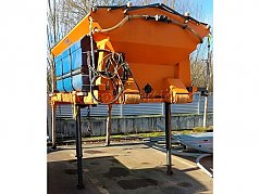 Streuer von vorne links mit Sicht auf die Hydraulikverbindung und Elektroverbindung zum Fahrzeug