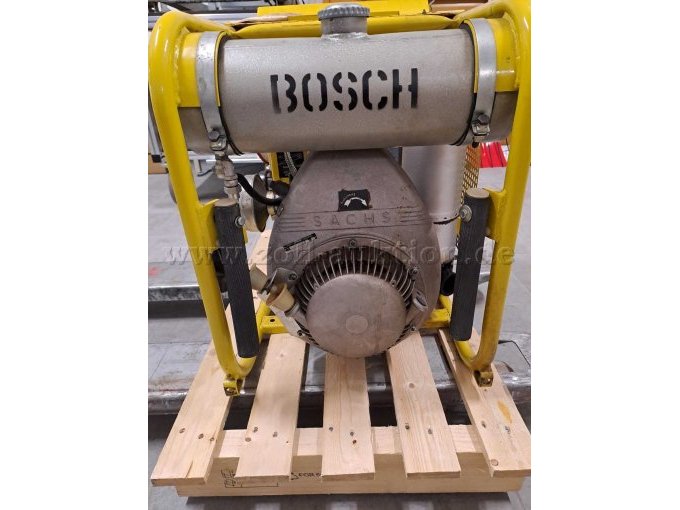 Frontansicht Motor und Tank