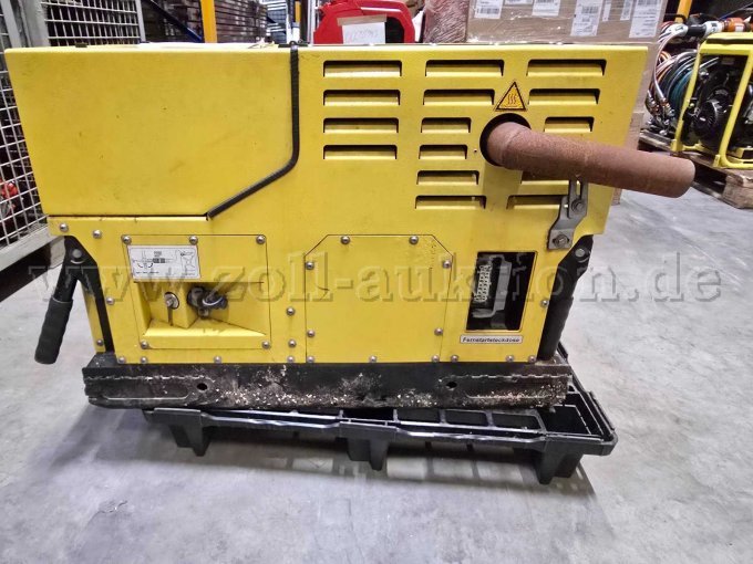 Ansicht von hinten mit Auspuff und Fernstartsteckdose