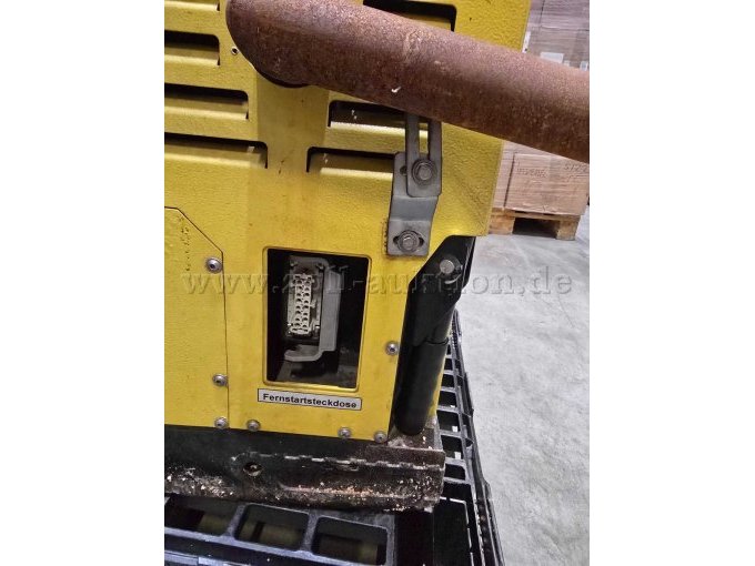 Ansicht von hinten mit Auspuff und Fernstartsteckdose