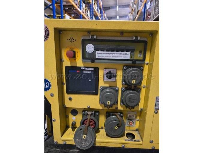 Ansicht von vorne mit Anschlüssen.