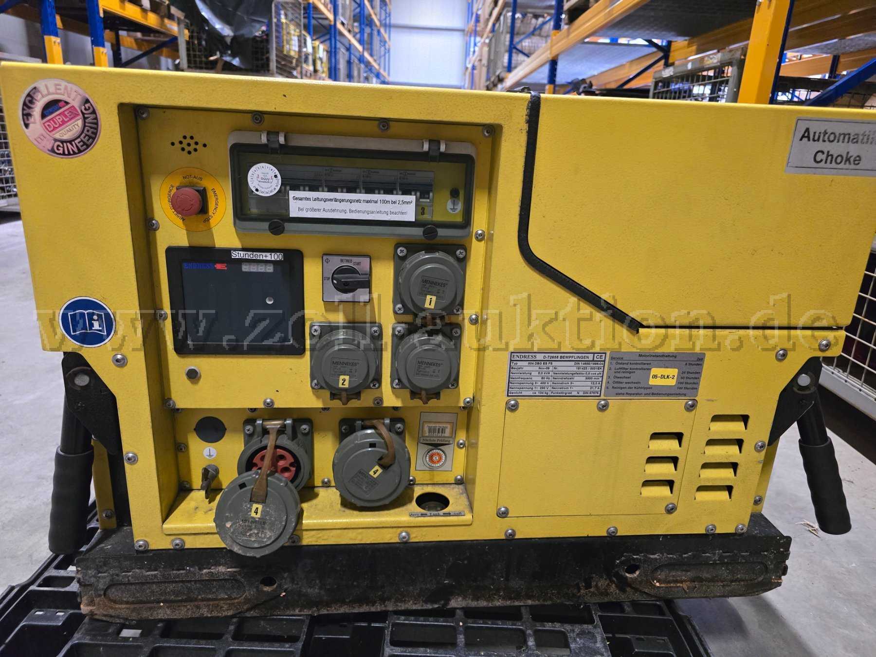 Ansicht von vorne mit Anschlüssen.